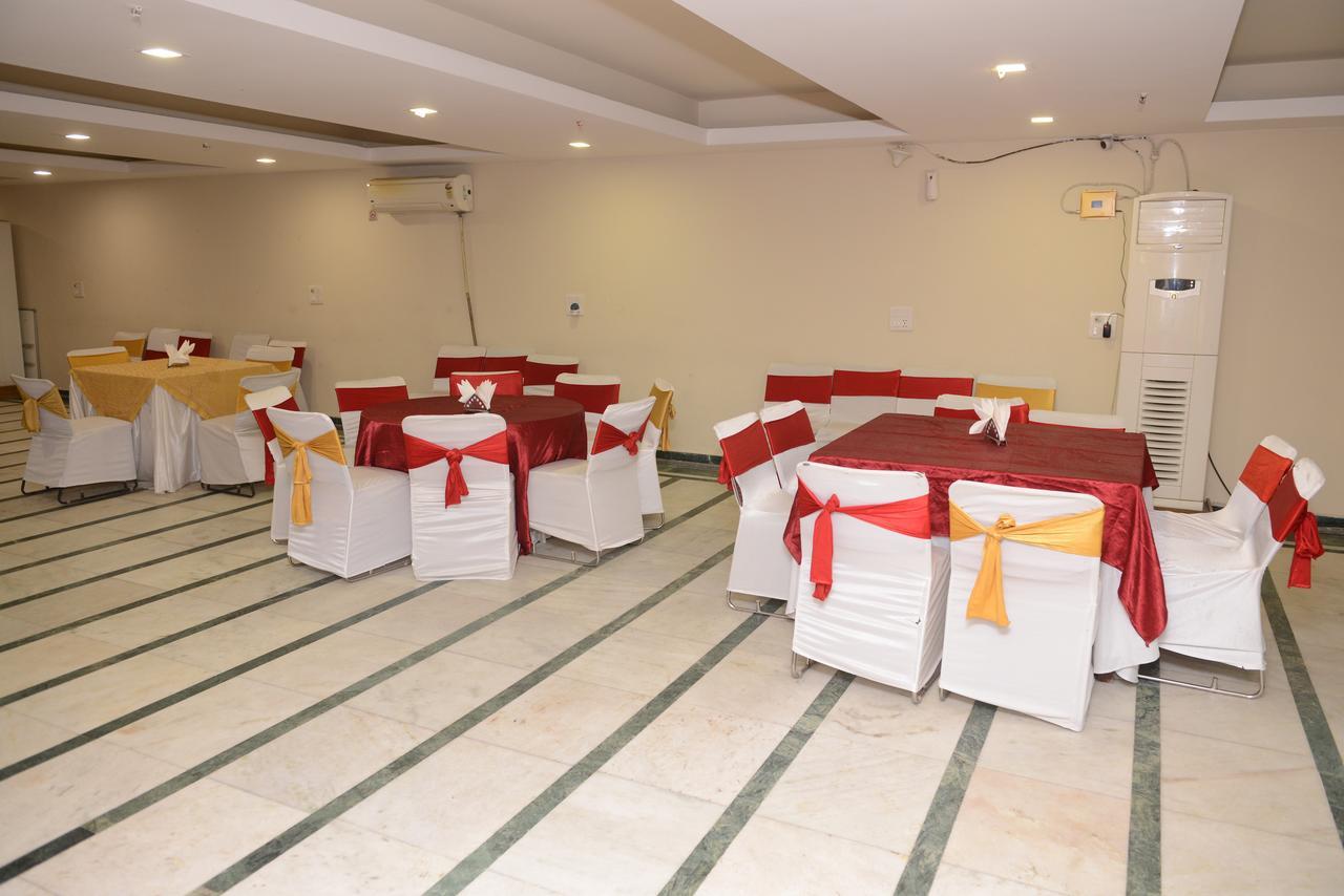 Hotel Balsons Continental New Delhi Exteriör bild