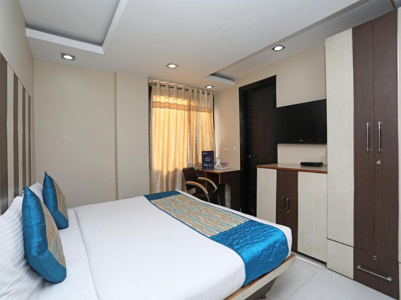 Hotel Balsons Continental New Delhi Exteriör bild