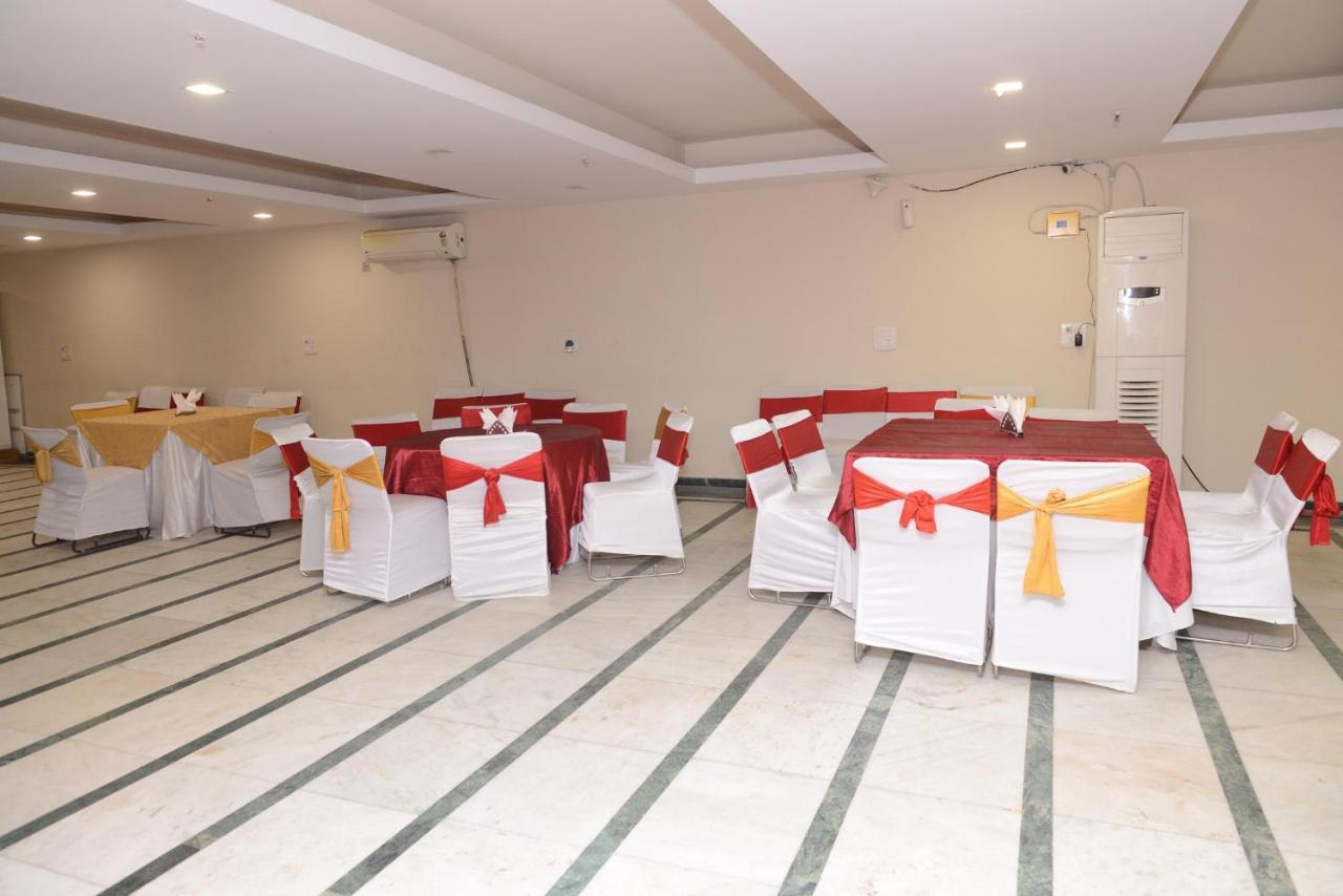 Hotel Balsons Continental New Delhi Exteriör bild