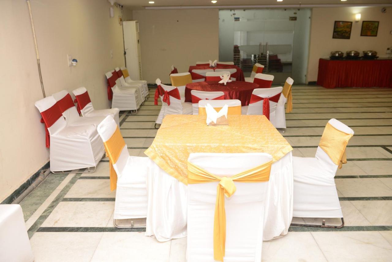 Hotel Balsons Continental New Delhi Exteriör bild