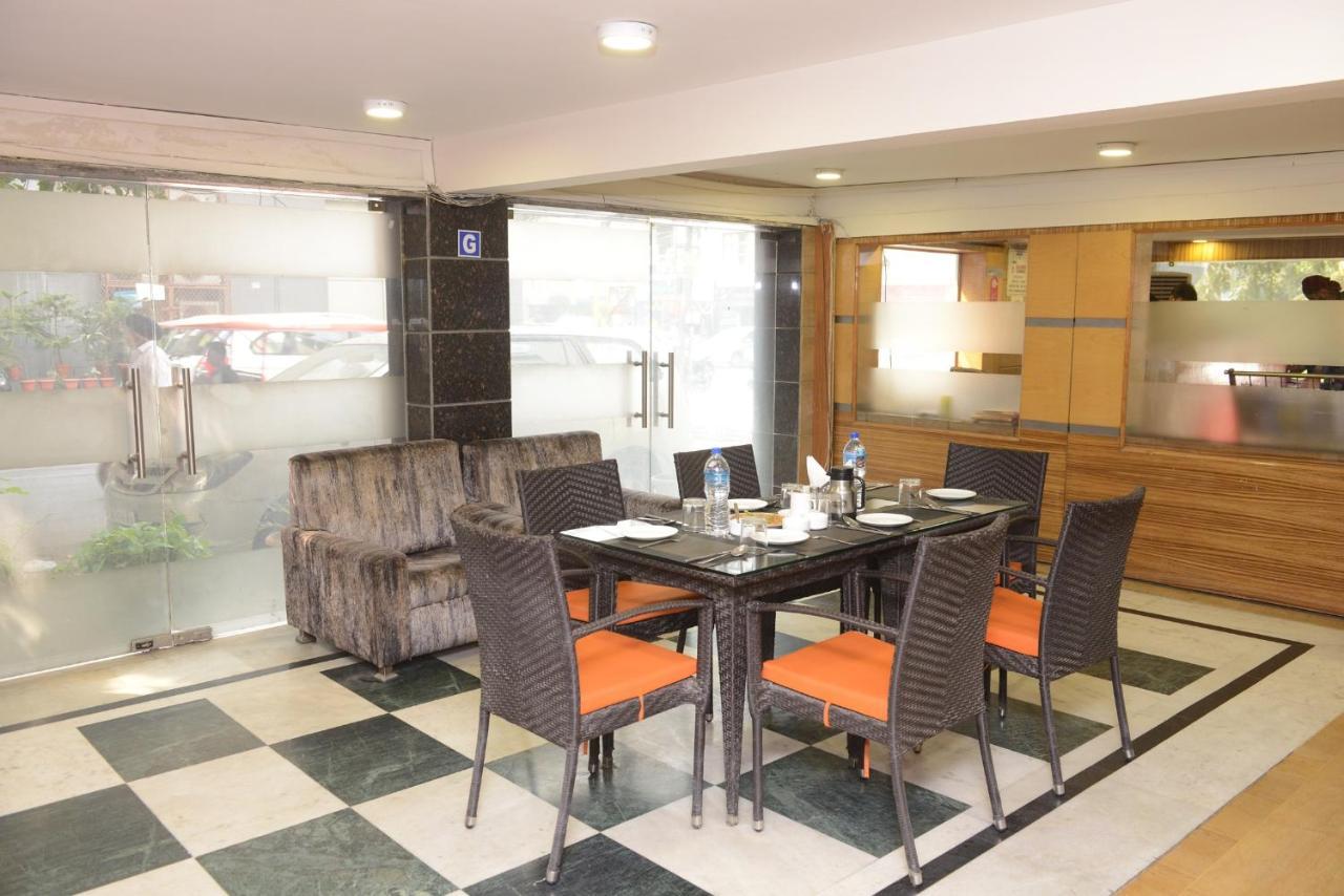 Hotel Balsons Continental New Delhi Exteriör bild