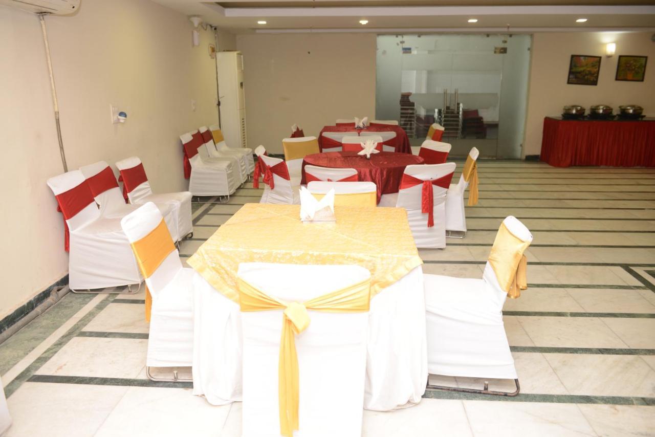 Hotel Balsons Continental New Delhi Exteriör bild